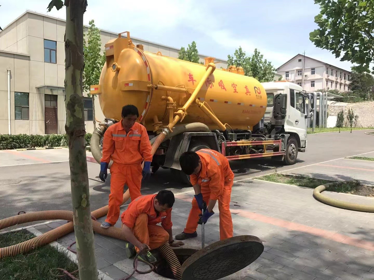 平桂管道疏通车停在窨井附近